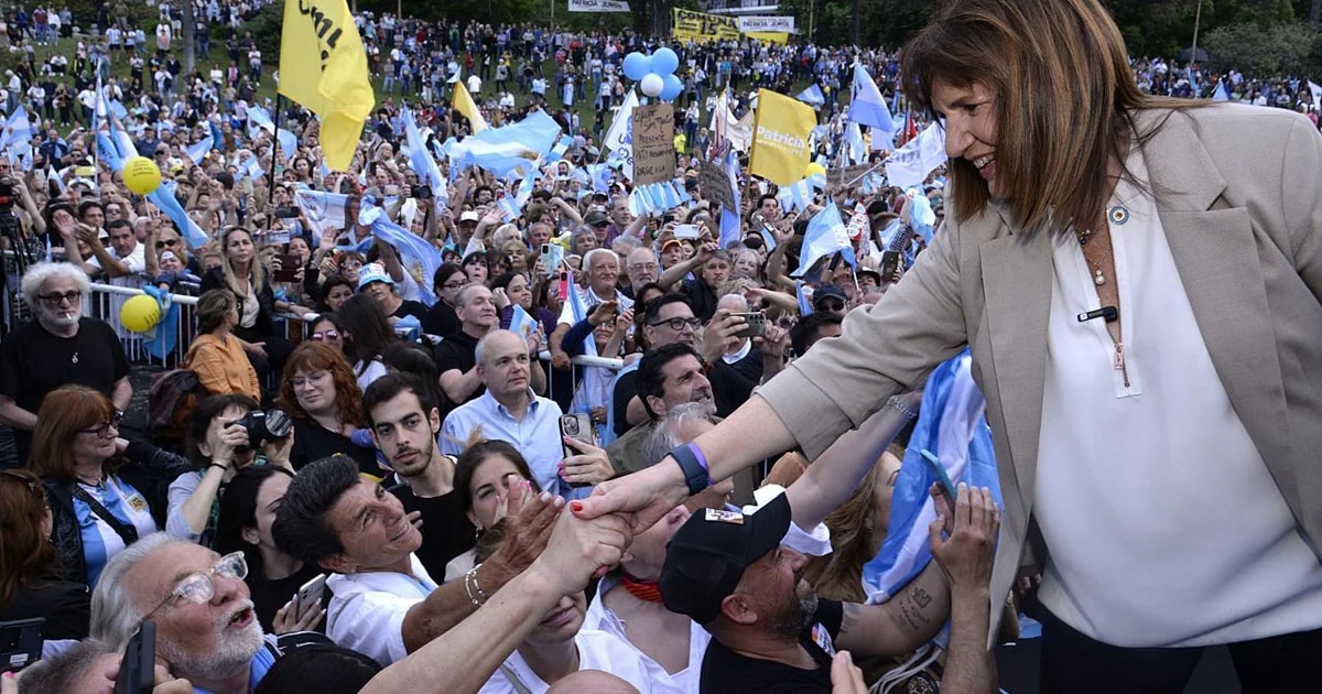 Patricia Bullrich pidió a los votantes de Milei “no comprar espejos de colores” y criticó a Massa por inflación