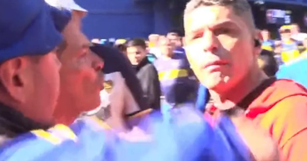 Salvaje ataque de hinchas de Boca al periodista Santiago Martella tras la derrota en el Superclásico