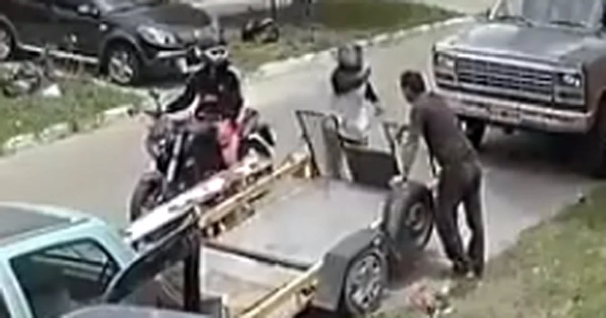 1Escalofriante vídeo: sicarios en moto le dispararon en la cabeza a un mecánico de Temperley