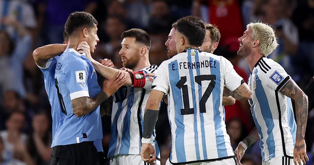 5El fuerte enfrentamiento entre De Paul y Mathías Olivera que desató el caos en Argentina-Uruguay: la reacción de Messi