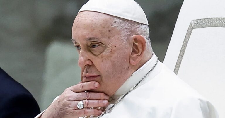 El Papa Francisco se mostró cansado y con dificultad para respirar en la audiencia semanal: “Con esta gripe todavía no estoy bien”