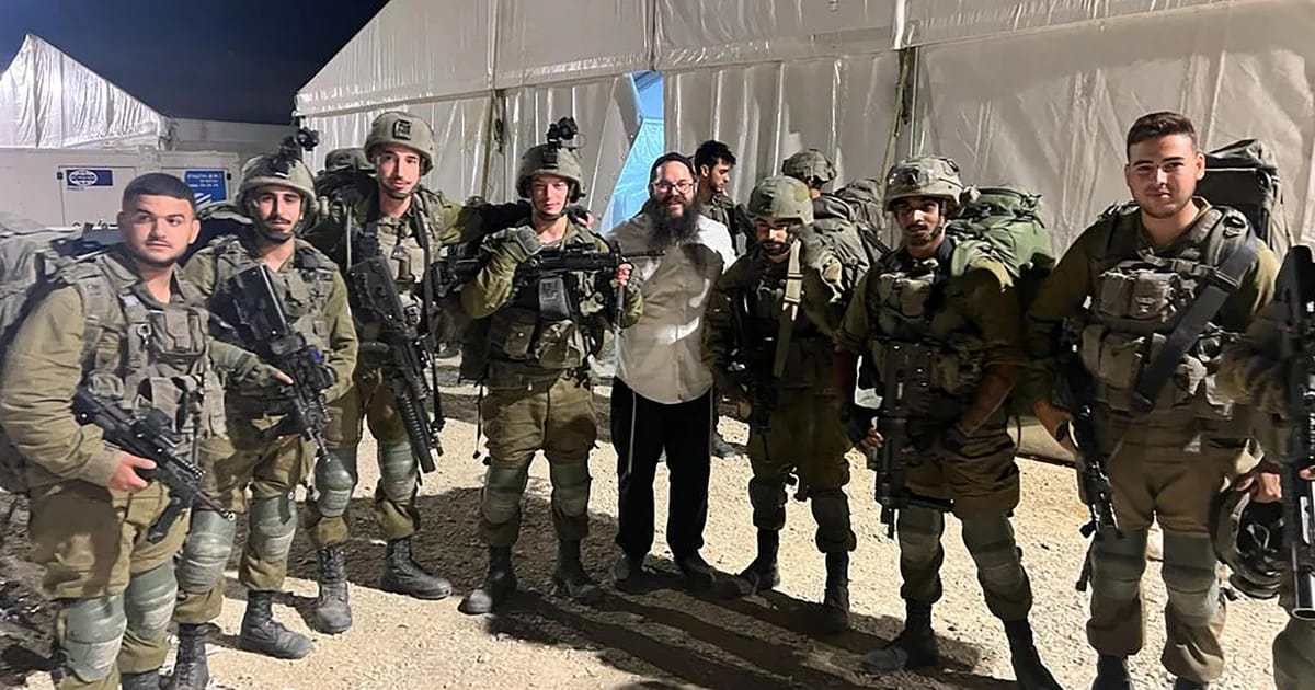 El rabino argentino que anima a los soldados israelíes antes de marchar a la batalla contra Hamás