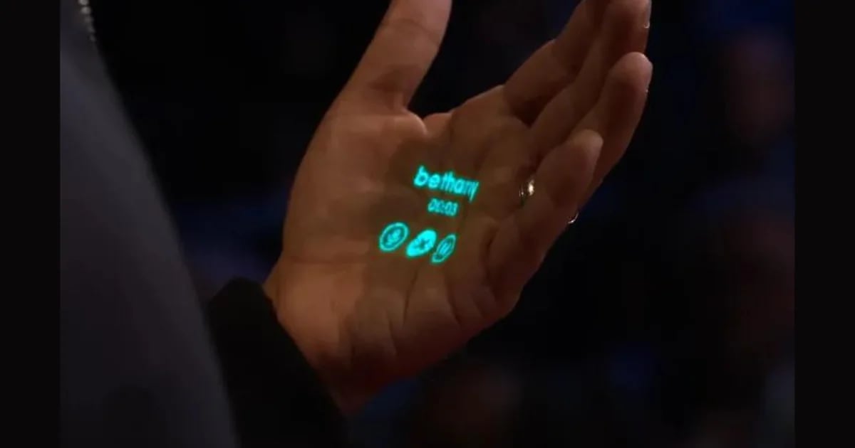 Este dispositivo proyecta una pantalla en tu mano y busca acabar con la era de los móviles