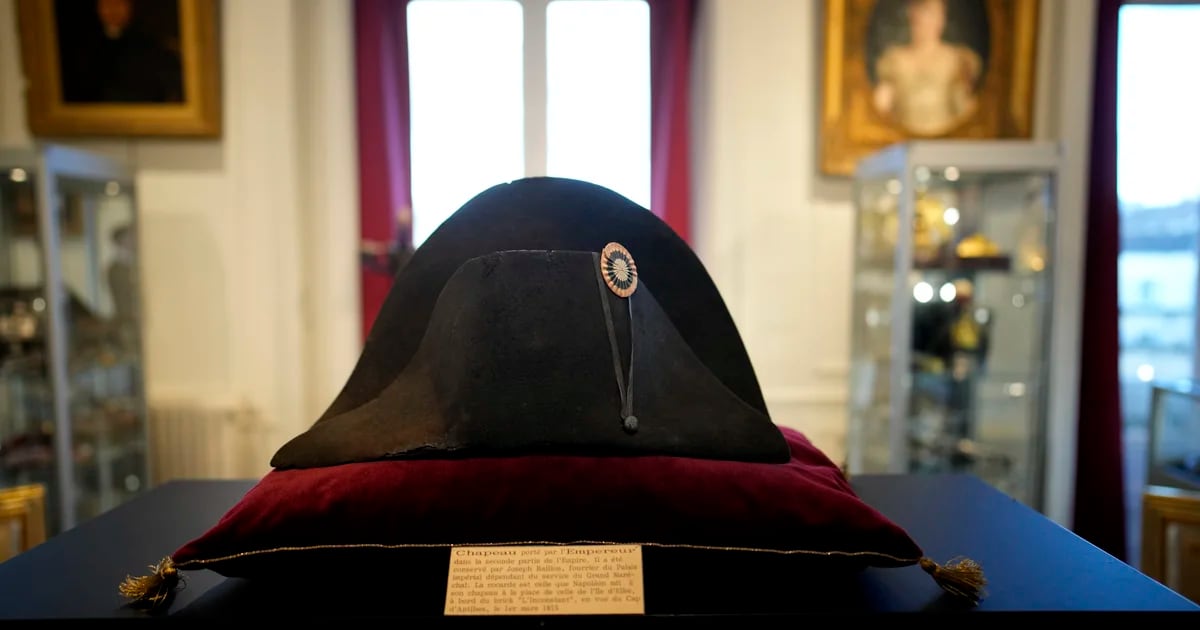 Icónico sombrero de Napoleón vendido en subasta en Francia por más de 2 millones de dólares