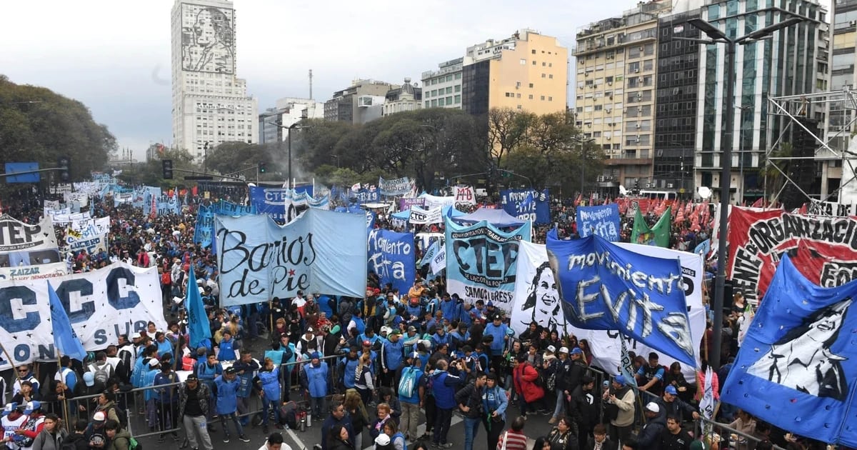 Los movimientos sociales amenazaron con salir a las calles si Javier Milei les quita los beneficios: “Aquí nadie se rinde”