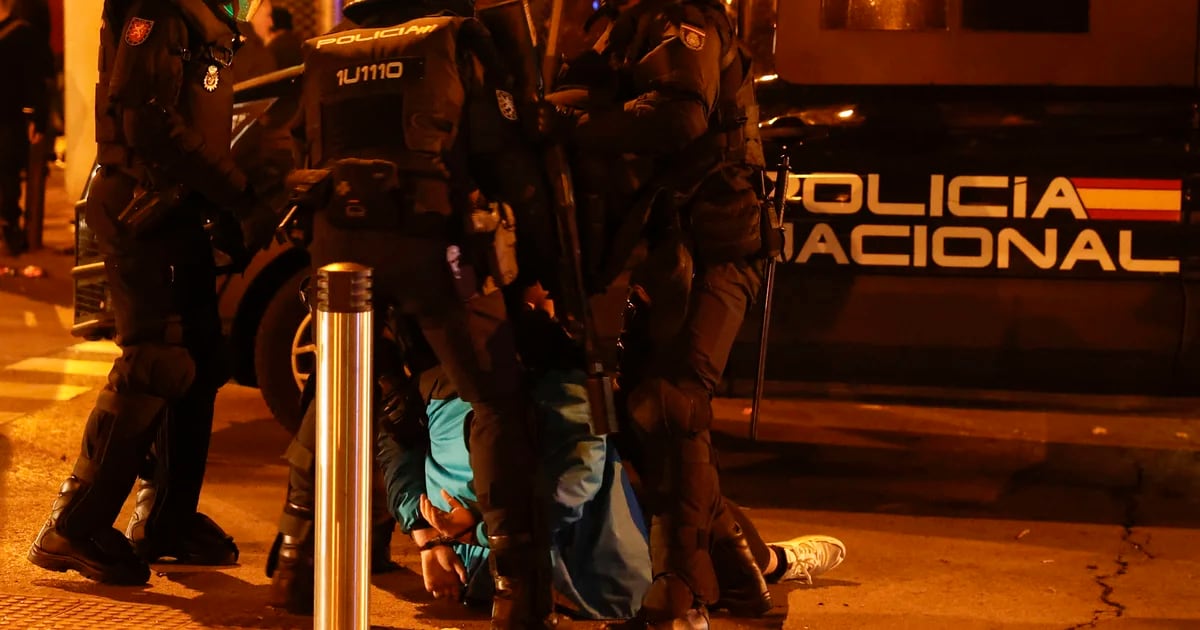 Noche caótica en Madrid: la manifestación en Ferraz acaba con incidentes, acusaciones y 15 detenidos