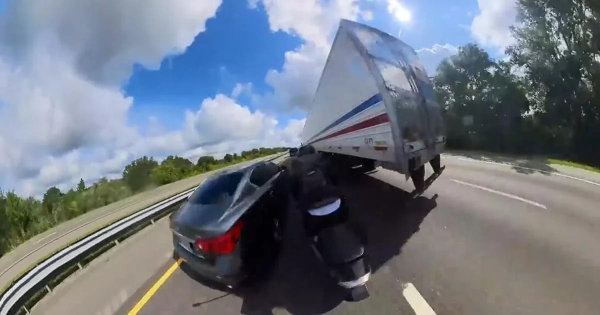 Vídeo: motociclista choca a 225 km/h contra un camión en Florida