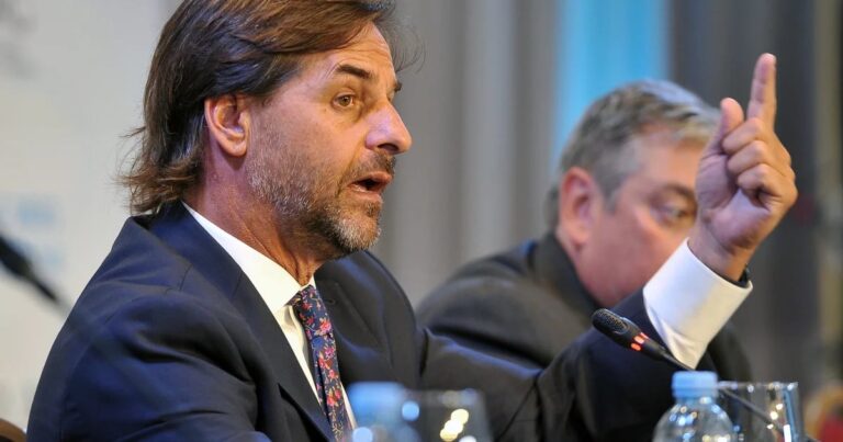 Luis Lacalle Pou cree que con Javier Milei “la región cambia” y confía en que su “manto liberal” beneficie a Uruguay